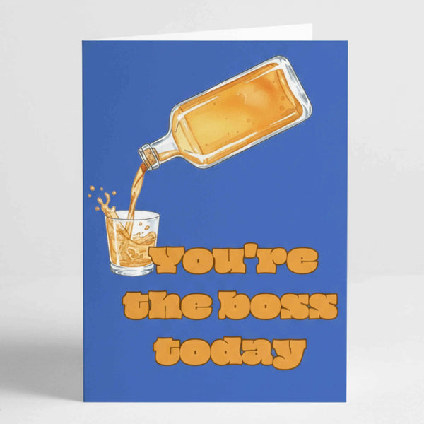 Тъмносиня поздравителна картичка на английски език с илюстрация на бутилка уиски, наливаща се в чаша, и масивен оранжев надпис You're the boss today.