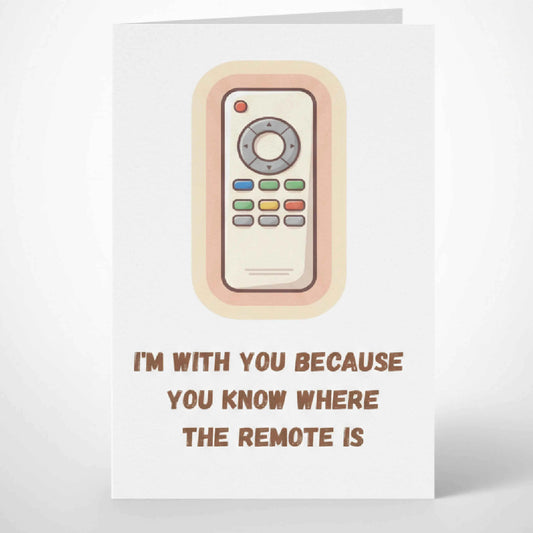 Забавна илюстрация на дистанционно управление с надпис на английски Love is knowing where the remote is, минималистичен и забавен дизайн за двойки, които обичат филмови вечери